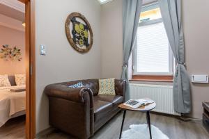 Posteľ alebo postele v izbe v ubytovaní Goldcentral Apartments Akacfa Studios