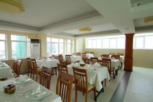 Restoran ili drugo mesto za obedovanje u objektu Rose Emerald Hotel