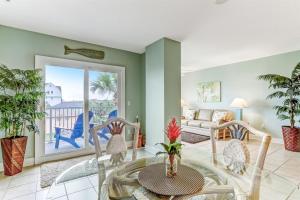 een woonkamer met een tafel en stoelen bij 203 Terraces at Beachside in Fernandina Beach