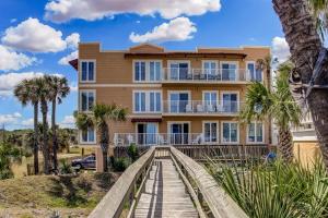 uma casa na praia com palmeiras em 203 Terraces at Beachside em Fernandina Beach