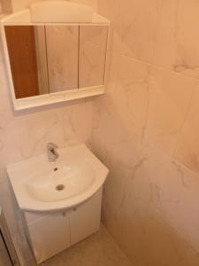 y baño con lavabo y espejo. en Stone Apartments, en Dubrovnik