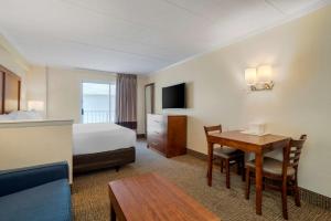 Ein Bett oder Betten in einem Zimmer der Unterkunft Comfort Inn Ocean City Boardwalk