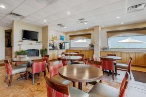 a restaurant with tables and chairs and a kitchen at Comfort Inn Ocean City Boardwalk in Ocean City
