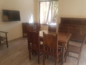 - une salle à manger avec une table, des chaises et un piano dans l'établissement Casa Gala, à Santa María del Páramo