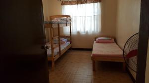 Postel nebo postele na pokoji v ubytování Sanctuary Transient House Bacolod