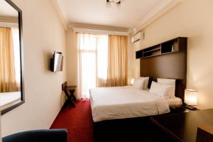 Rúm í herbergi á 14 Floor Hotel