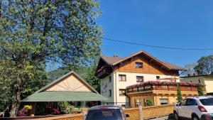una casa con le auto parcheggiate davanti di Willa jak u Babci a Wisła