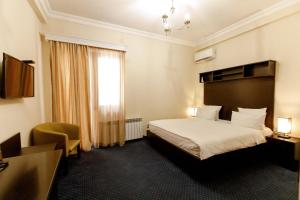 Rúm í herbergi á 14 Floor Hotel