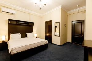 Rúm í herbergi á 14 Floor Hotel