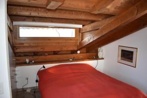 - une chambre avec un lit rouge et une fenêtre dans l'établissement Beal Lia Haus C 474 Bh Whg 8, à Lenz