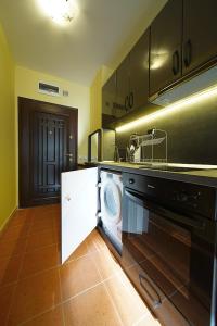 Una cocina con lavadora y secadora. en Borovets Hills Apartments - Studio 33, en Borovets 21 fotos más