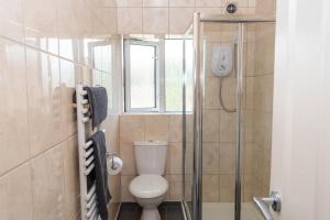 łazienka z toaletą i prysznicem w obiekcie Comfortable 3 Bed House with Parking, WiFi & Patio by Ark SA w mieście Handsworth