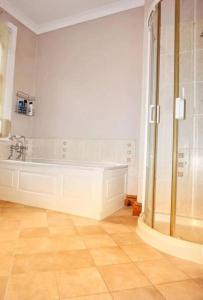 Bathroom sa 2 bedroom Victorian canal side terrace house.