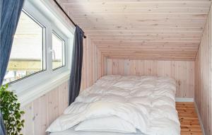 Cozy Home In Brttum With Kitchen في Skrukkerud: سرير في زاوية غرفة مع نافذة
