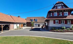 una grande casa con tetto di gambero di Remise 67 - Historisches Anwesen neben dem Maison 1775 bei Wissembourg, Elsass a Ingolsheim