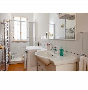 奧古斯塔的住宿－Villa Angela，白色的浴室设有水槽和冰箱。