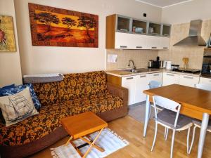 uma sala de estar com um sofá, uma mesa e uma cozinha em La casa del Capitano em Scerne