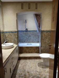 Koupelna v ubytování Bel Appartement dans une résidence Fermée avec piscine
