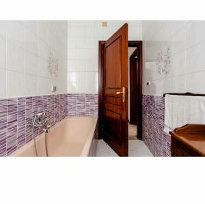 奧古斯塔的住宿－Villa Angela，一间带浴缸的浴室和一扇木门