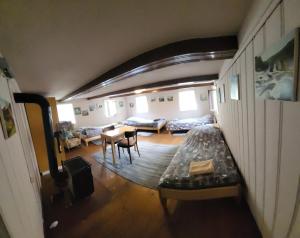 ein Wohnzimmer mit einem Sofa und einem Tisch in einem Zimmer in der Unterkunft Mika's Haus in Luftkurort Lückendorf