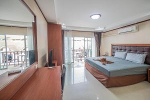 1 dormitorio con un perro en la cama en Shiba Guesthouse, en Pattaya South