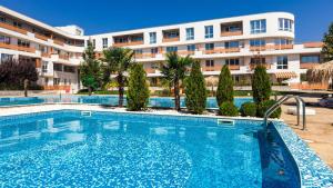 The swimming pool at or close to Las Brisas Garden Apartment