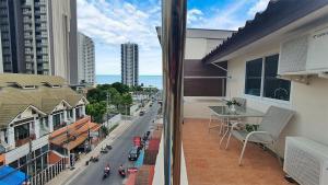 Apartamento con balcón con vistas a una calle de la ciudad. en Shiba Guesthouse en Pattaya South