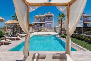 uma vista para uma villa com piscina em Akasha Villa, an Alluring Retreat,By ThinkVilla em Zakynthos Town