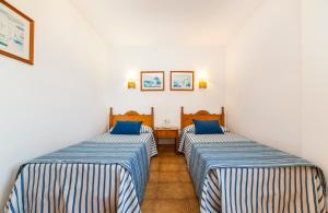 Postel nebo postele na pokoji v ubytování Globales Apartamentos Cala Viñas ONLY ADULTS 16 + 19 fotografií