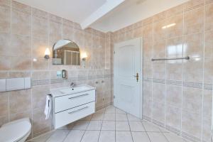 a bathroom with a toilet and a sink at Hotel Sankt Maximilian in Bernkastel-Kues