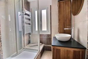 ein Badezimmer mit Dusche und Waschbecken in der Unterkunft Maison face à Nausicaa in Boulogne-sur-Mer + 12 Fotos