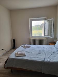 1 dormitorio con 1 cama con 2 toallas en Grazioso appartamento con deposito bici S. Miniato, en San Miniato