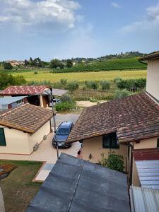 an aerial view of a house with a roof at Grazioso appartamento con deposito bici S. Miniato in San Miniato