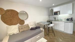 um pequeno quarto com uma cama e uma cozinha em Studio Bricka - 200m to the beach, parking, clim, terrace em Antibes