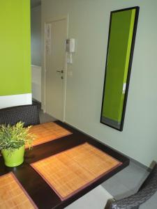 einen Konferenzraum mit 2 Tischen und einem Spiegel in der Unterkunft For Ever in Nieuwpoort