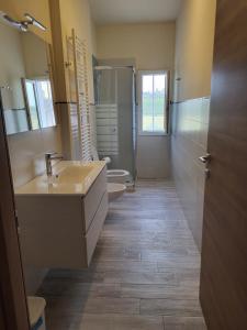 a bathroom with two sinks and a shower at Grazioso appartamento con deposito bici S. Miniato in San Miniato +28 photos