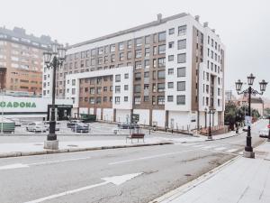 une rue vide devant un bâtiment dans l'établissement Monte Cerrau, apartamento con plaza de garaje y WIFI, à Oviedo