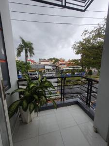 een balkon met uitzicht op een treinwerf bij NHÀ NGHỈ BẾN TÀU in Rach Gia