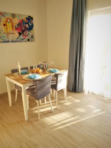 een eettafel met 2 stoelen en een tafel met een stoel bij Apartman Helena in Gradac