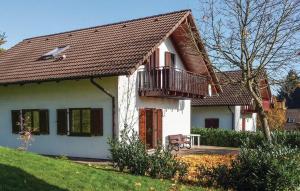 Casa blanca con balcón y patio en Ferienhaus Nina en Kirchheim
