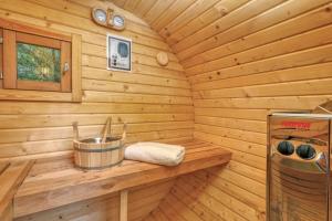 una sauna de madera con un cubo en un banco en Ferienhaus Vera, en Kirchheim