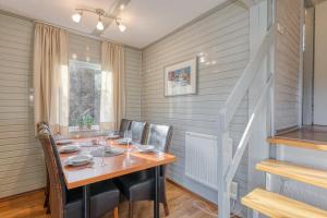 - une salle à manger avec une table et des chaises dans l'établissement Ferienhaus Simone, à Kirchheim