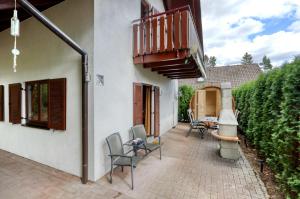 a patio with chairs and a table and a balcony at Ferienhaus Viola in Kirchheim