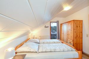sypialnia z 2 łóżkami i biurkiem w obiekcie Ferienhaus Zoe w mieście Kirchheim unter Teck