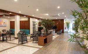 アヴェイロにあるHotel Afonso V & SPAの建物内の椅子とテーブルのあるロビー +37枚の写真