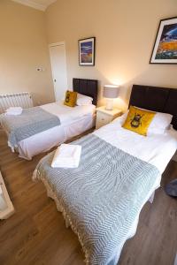 two beds in a hotel room with at Bachilton Farm Holidays in Perth