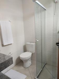 Un baño con inodoro y ducha de cristal. en Apartamento mobiliado com vista exclusiva da Serra, en Cruzeiro 9 fotos más