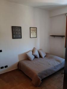 łóżko w pokoju z 2 poduszkami w obiekcie Appartamento ai piedi del Borgo di Certaldo Alto w mieście Certaldo