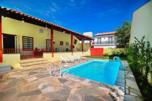 uma piscina no quintal de uma casa em Casa Del Rey - cond. fechado Centro em Pirenópolis