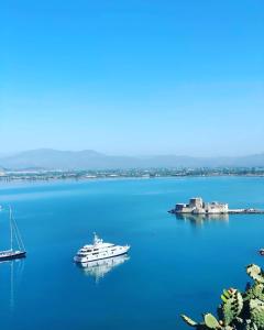 um barco em um grande corpo de água em Grimani Pension em Nafplio